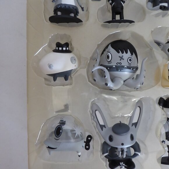 RARE NEW 2005 3” SCARY GIRL MONO BLACK WHITE EDITION DESIGNER VINYL FIGURE SET - Picture 7 of 16